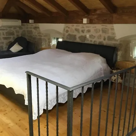 Stein Haus * Pirovac