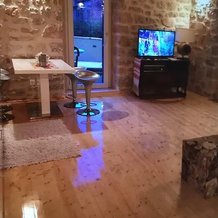 Stein Haus Tatil Evi Pirovac