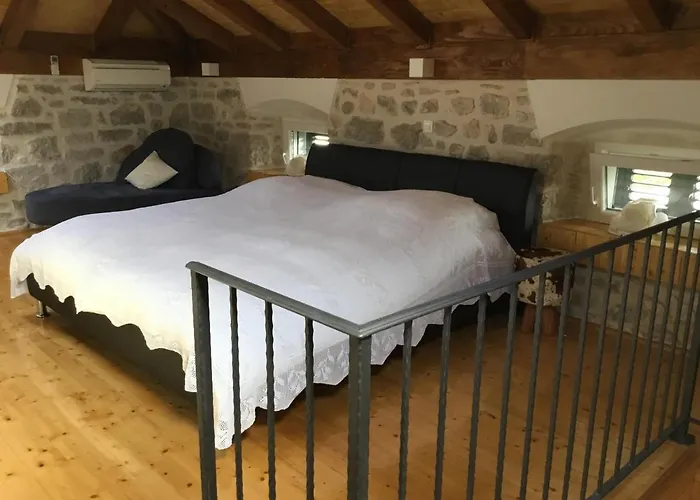 Stein Haus * Pirovac